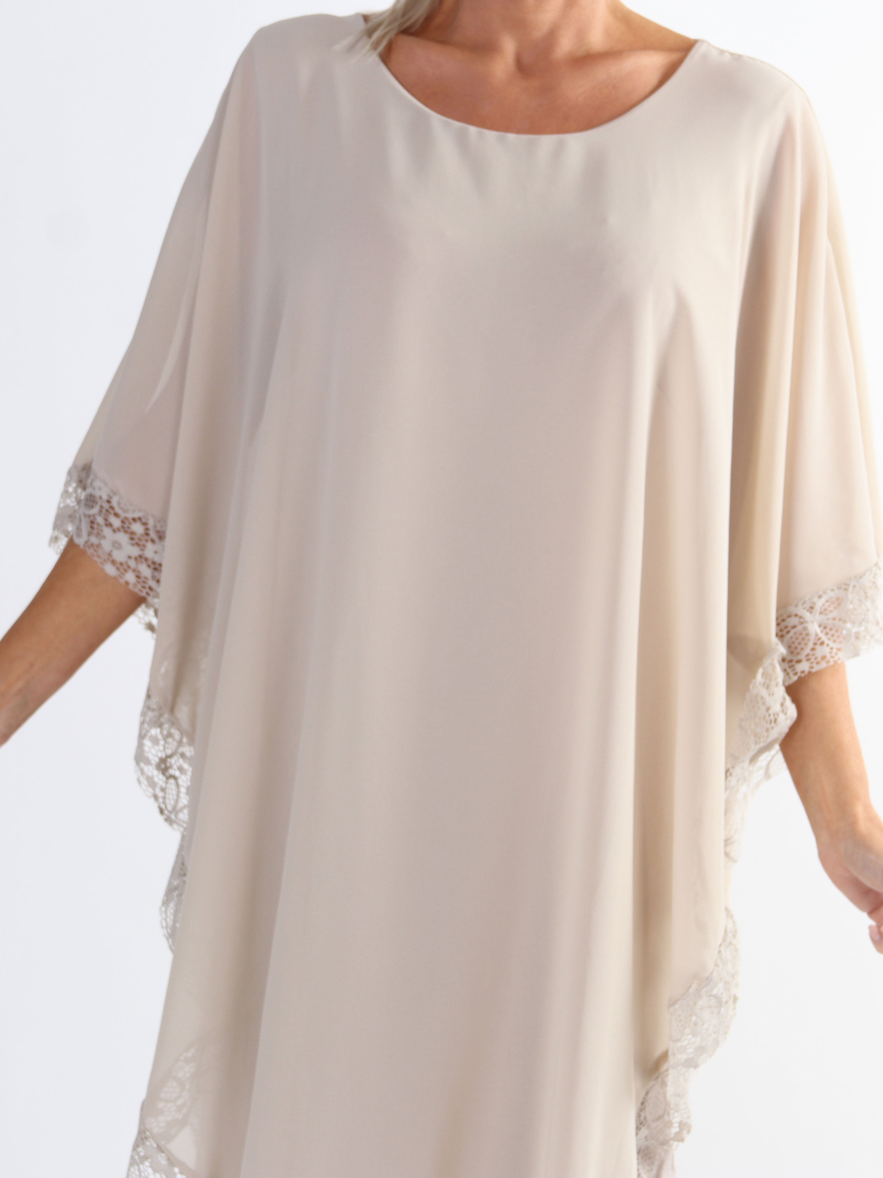 Kenya Edge - Plus size tunikakjole med chiffonlag og blondekant